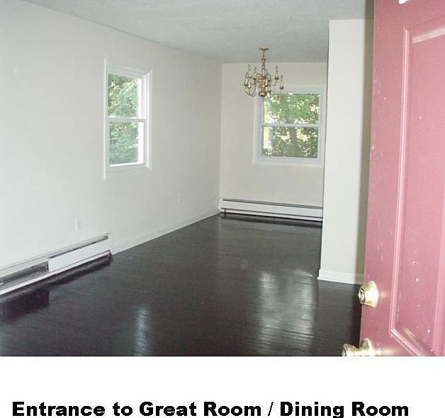 2nd image of 1928 Willow Ln