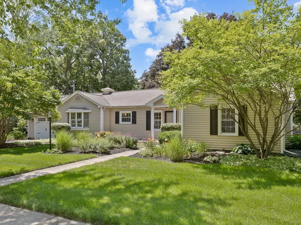 24 School St, Geneva, IL 60134