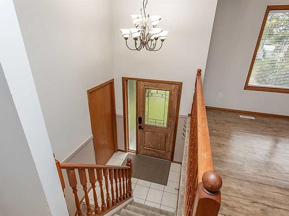 2nd image of 22 W Bruns Cres