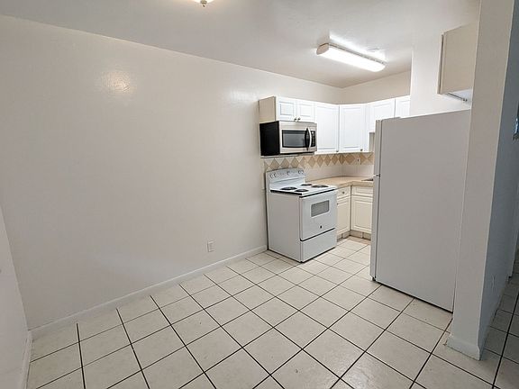 4th image of 916 SW 15th Ter APT D