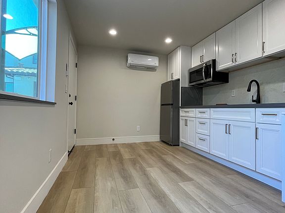 5th image of 2525 Waverley St #B