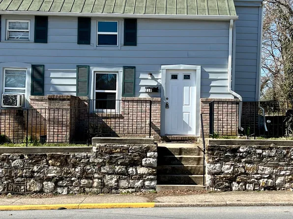 218 S West St, Charles Town, WV 25414