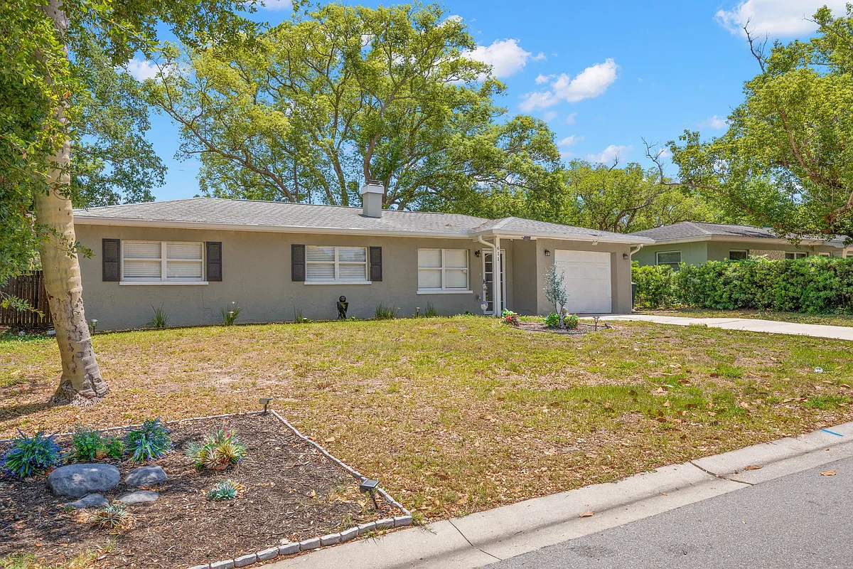 Building Photo - 611 Pinewood Dr