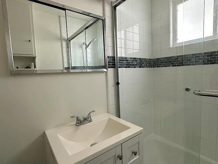 1530 Granville Ave #8 — Photo 11