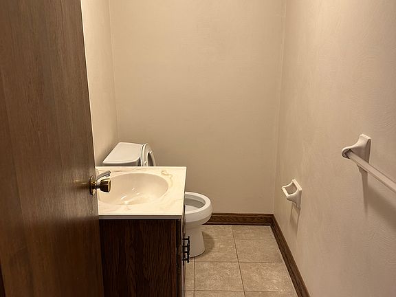3rd image of 3173 W 40th St