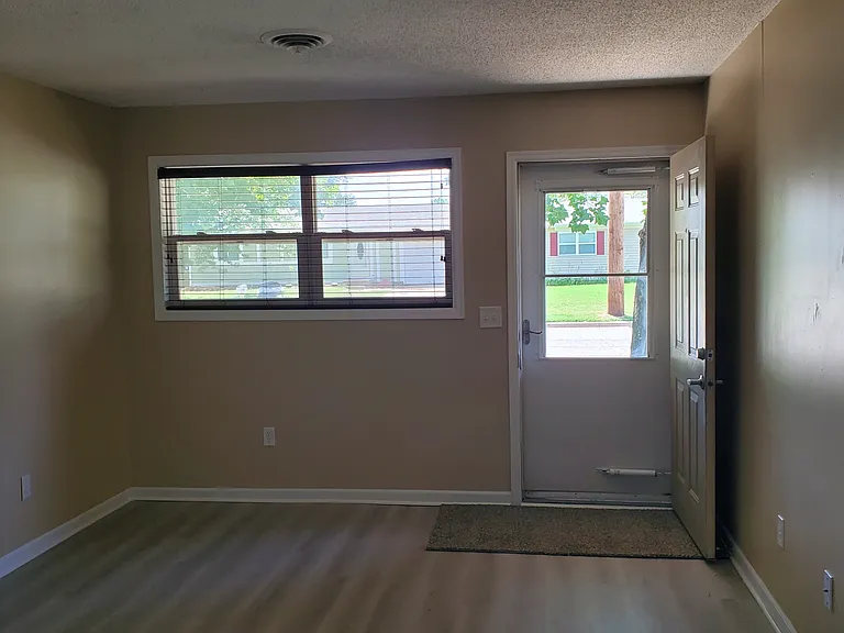 2324 W May Ave — Photo 4