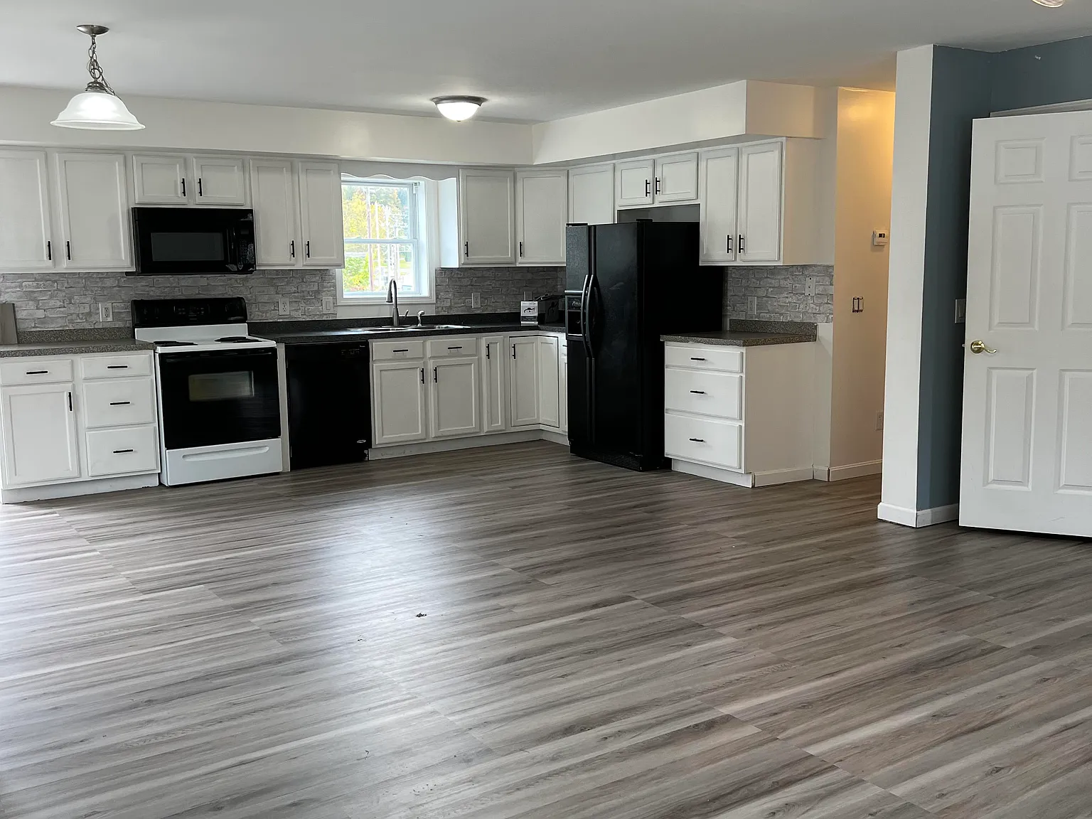 6 bed, 2800 sqft, $2,300 — Photo 4