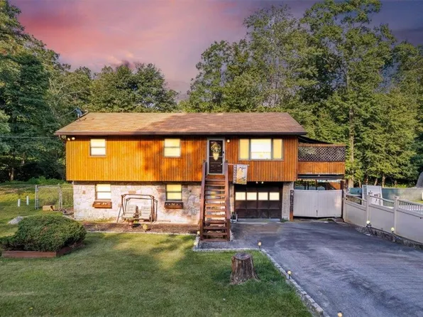 1262 Lace Dr, East Stroudsburg, PA 18302