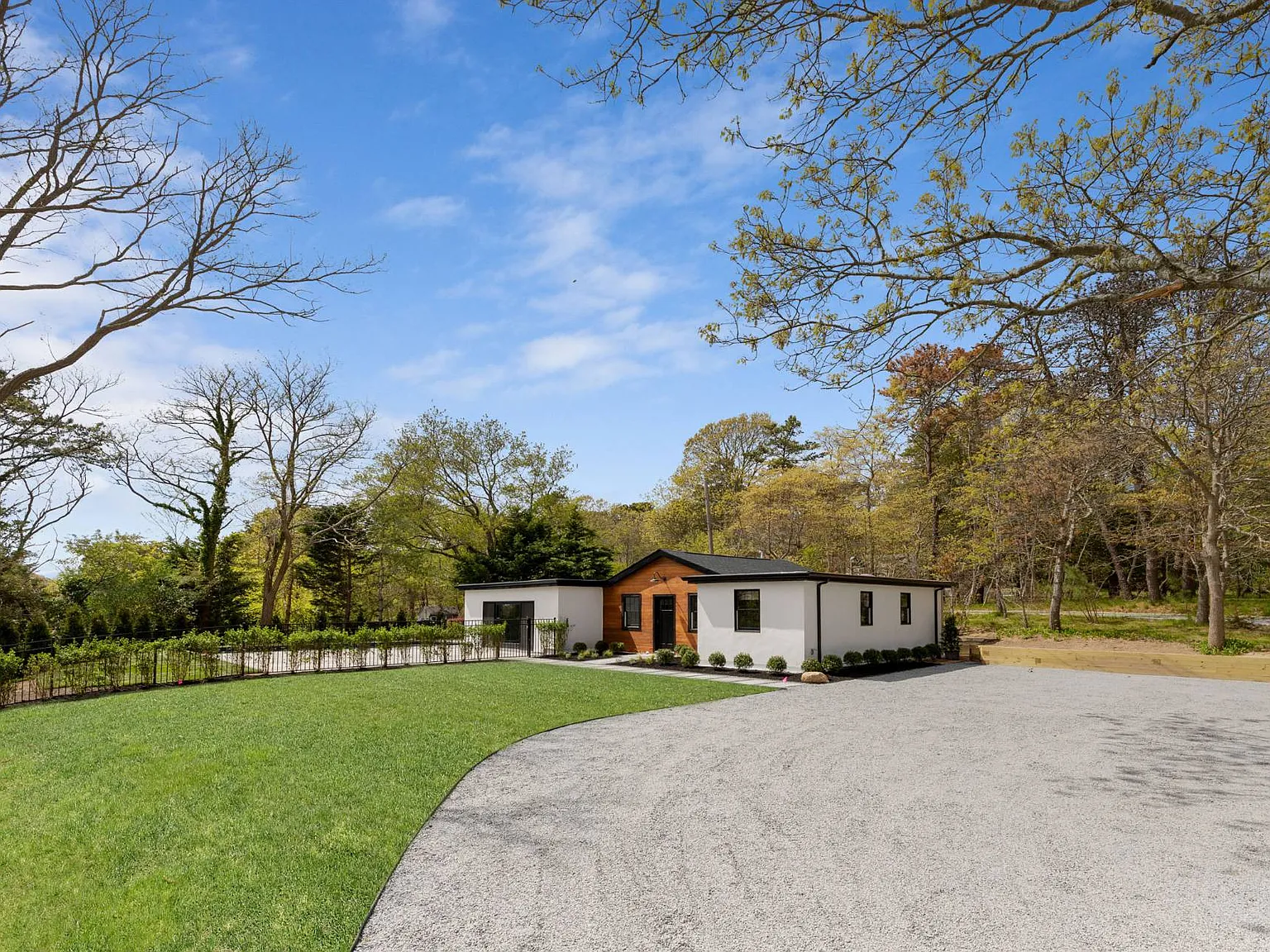 Newly Updated Summer Retreat On Border of Southampton — Photo 2