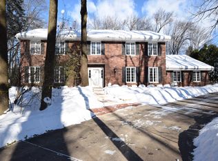 1855 Old Oak Ct, Brookfield, WI 53005