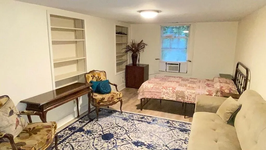 213 E Hall St — Photo 1
