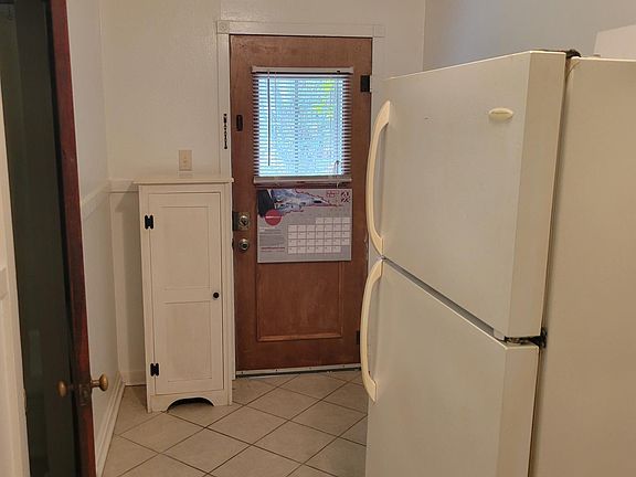 5th image of 419 Seguin St