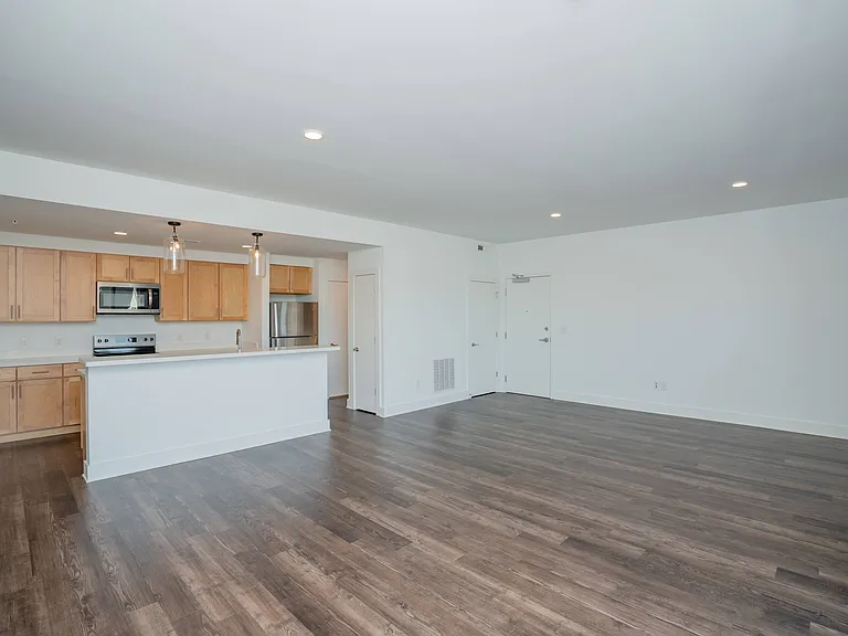 Riverside Village Apartments — Photo 112