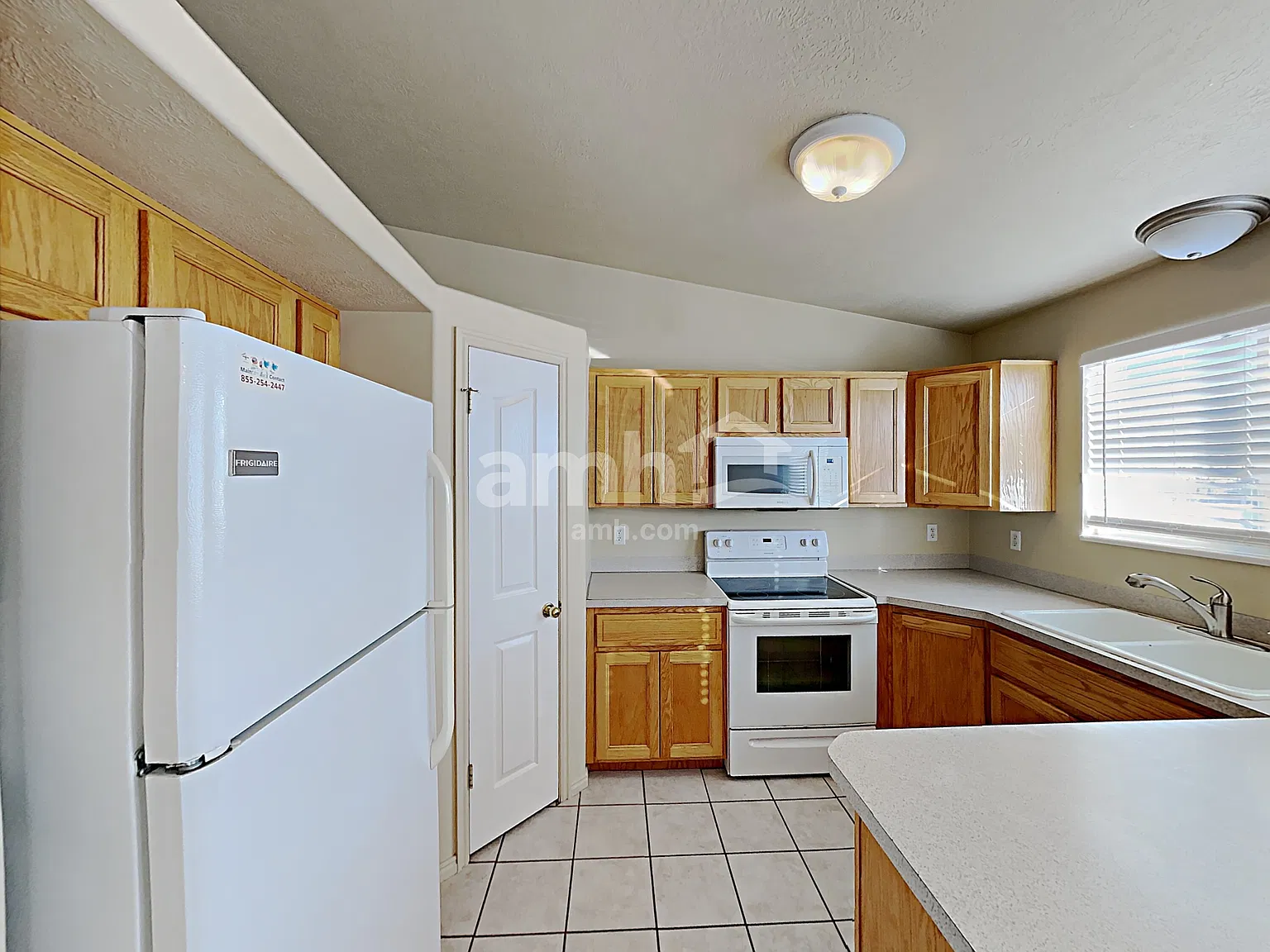 4 bed, 3.0 bath, 2090 sqft, $2,650 — Photo 3