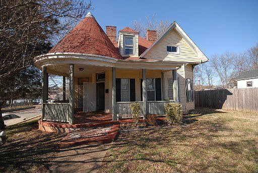 2nd image of 231 E Baxter Ave