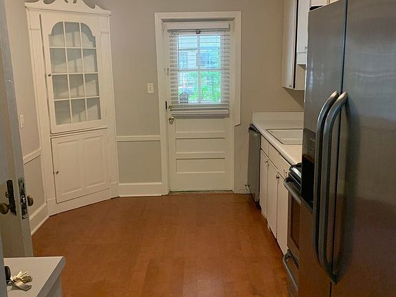 5th image of 915 NE 10th Pl