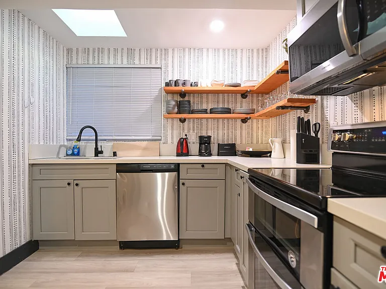 1019 N Orange Grove Ave — Photo 29
