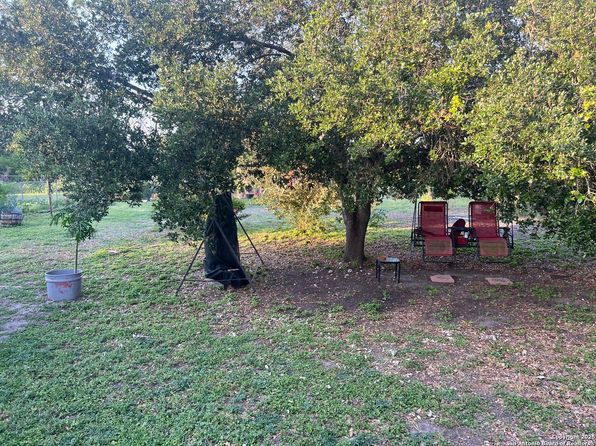 615 E Main Ave, Karnes City, TX 78118