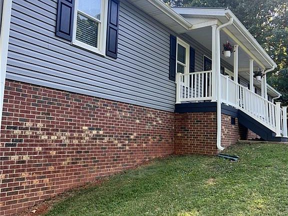 3rd image of 2474 Woodridge Dr