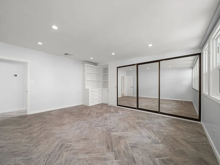 3116 The Strand — Photo 7