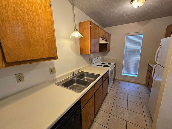 5th image of 609 Navarro Dr