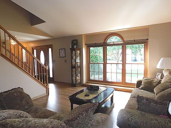 5th image of 682 Dartmouth Ln