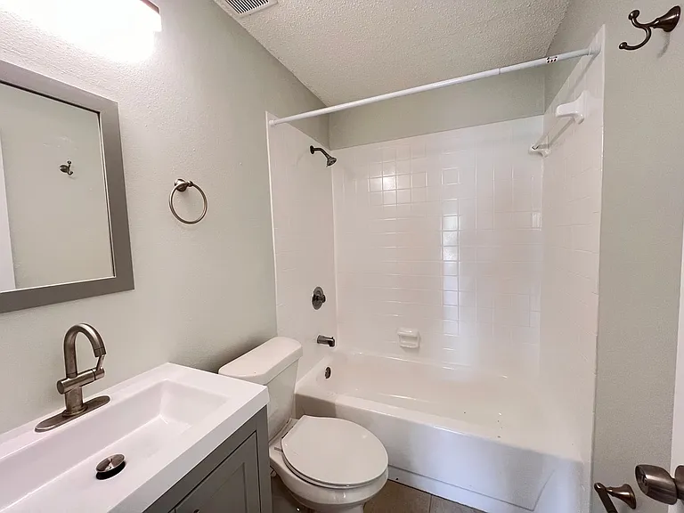 Lakeside Cove Apartments — Photo 6
