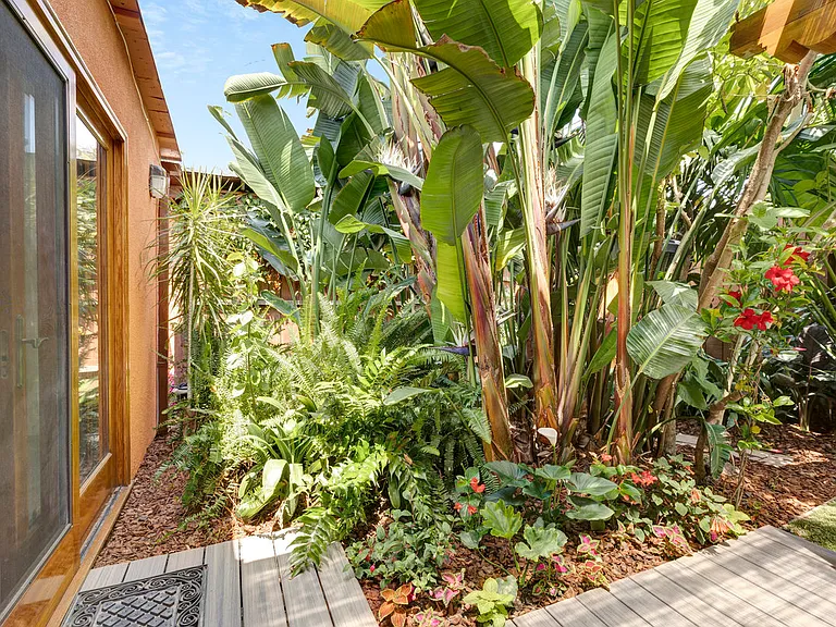 1138 1/2 Poinsettia Pl — Photo 18