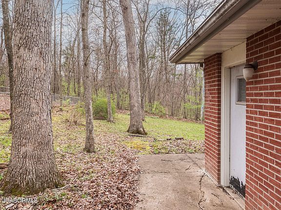 4th image of 3914 Greenbrier Dr