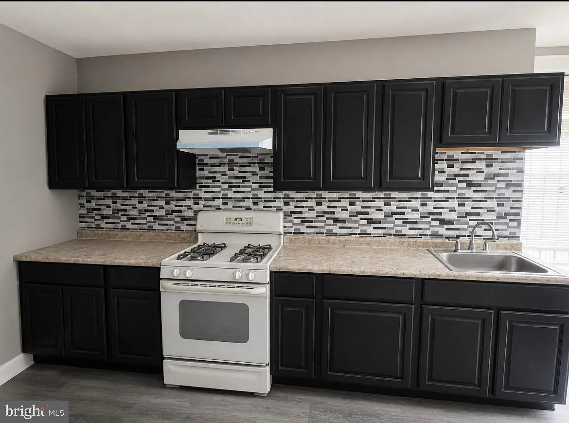 3 bed, 1.5 bath, 1122 sqft, $1,575 — Photo 2