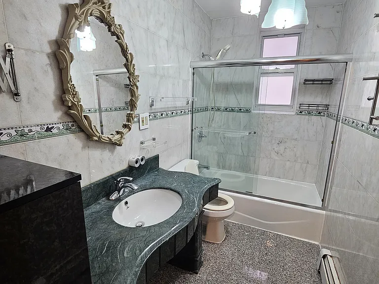 1824 E 2nd St #1R — Photo 4
