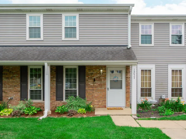1257 Downing St, Roselle, IL 60172