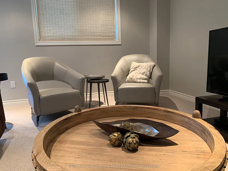 12 Robbie Way — Photo 38