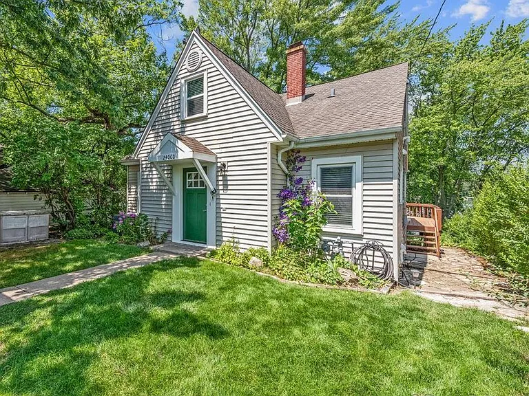 24060 N Lakeside Dr — Photo 2