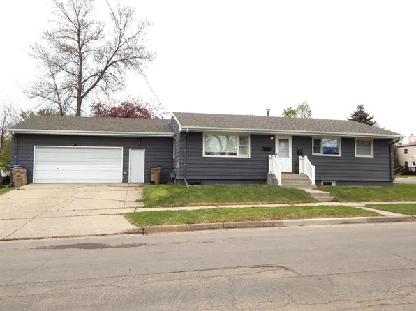 811 12th St NW, Minot, ND 58703