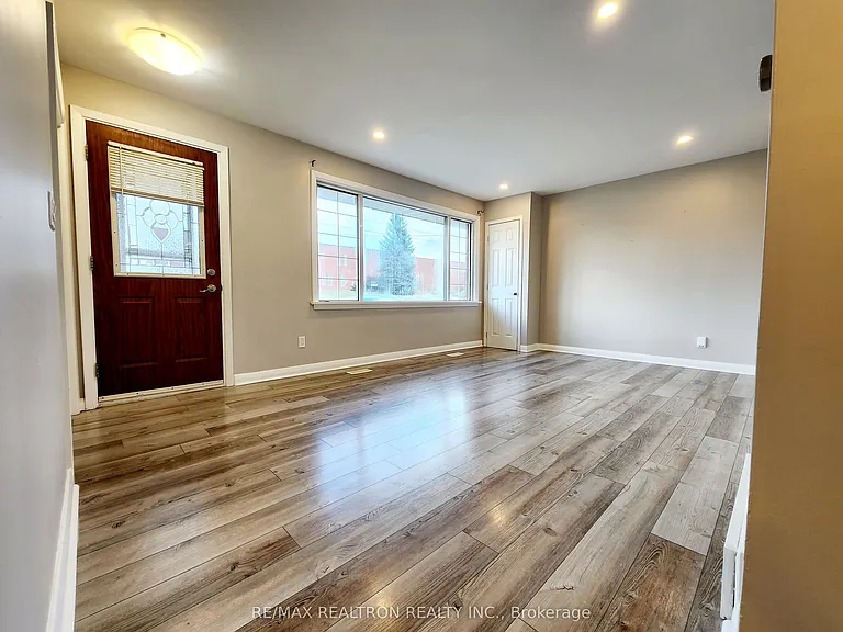 58 Athabasca St — Photo 2