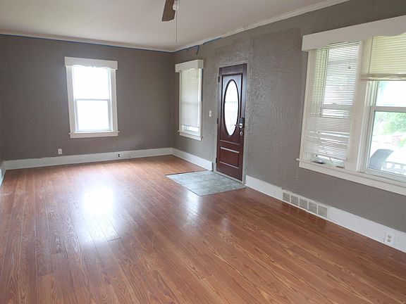 4th image of 219 N Chicago Ave