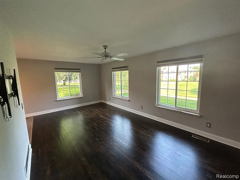 683 E Fox Hills Dr — Photo 8