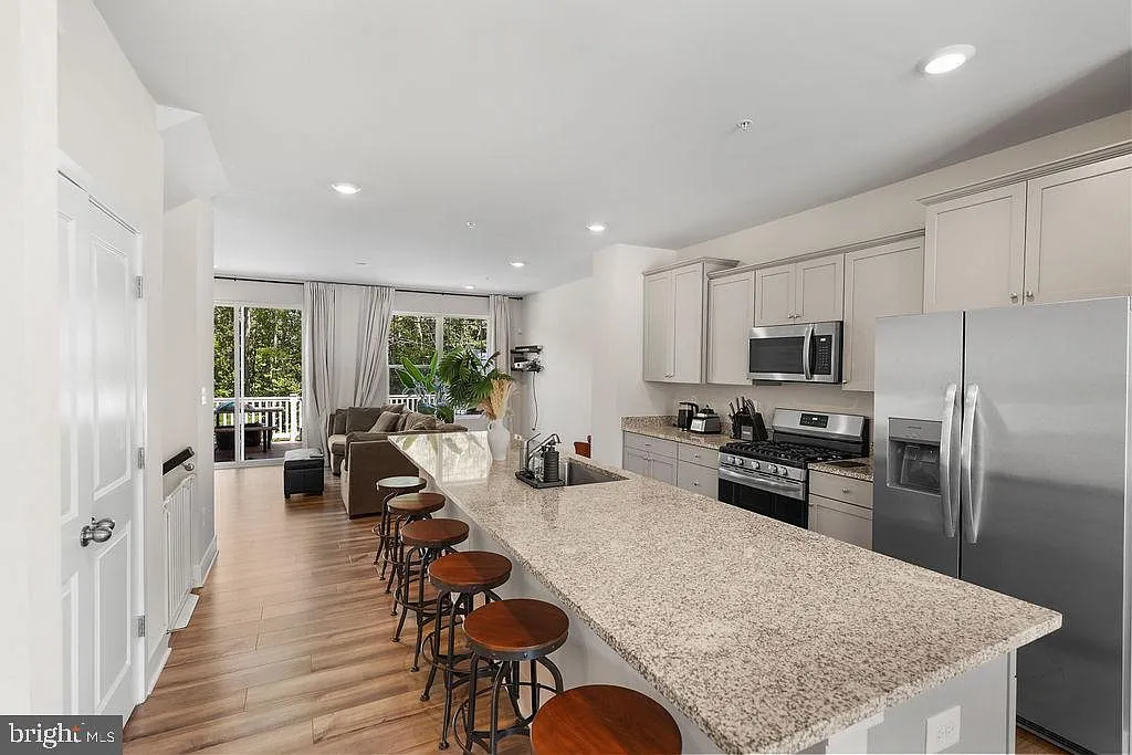 3 bed, 4.0 bath, 2100 sqft, $2,400 — Photo 4