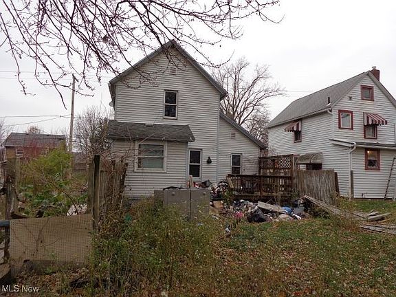 3rd image of 590 Flora Ave
