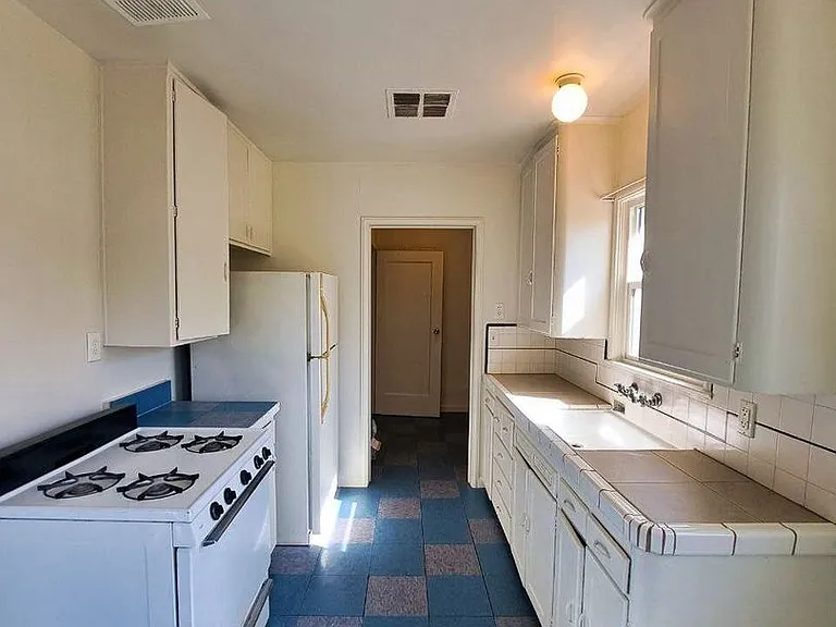 436-442 N Effie St — Photo 6