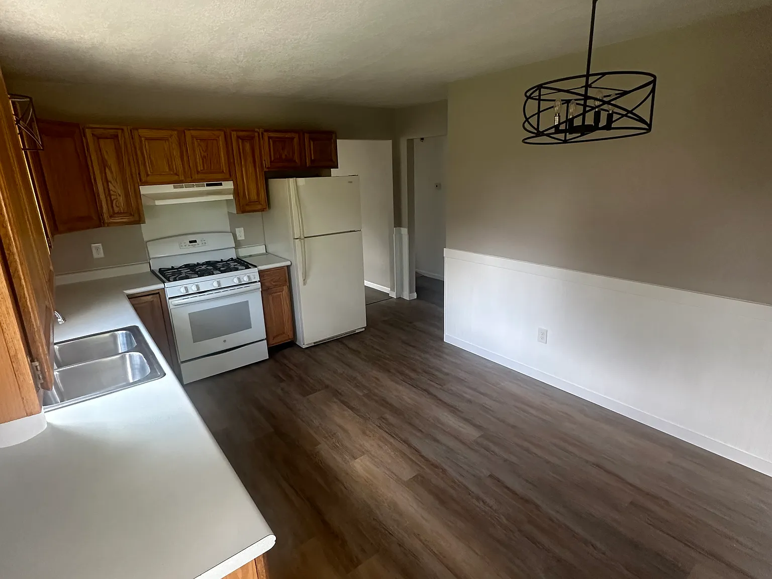 3 bed, $2,200 — Photo 2