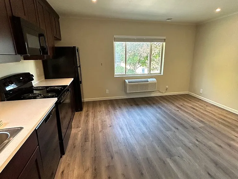 239 NE Lincoln St — Photo 7