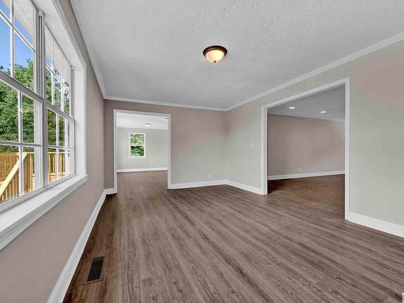 4th image of 600 Holt Cir