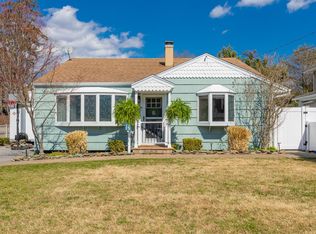 33 Community Rd, Bay Shore, NY 11706