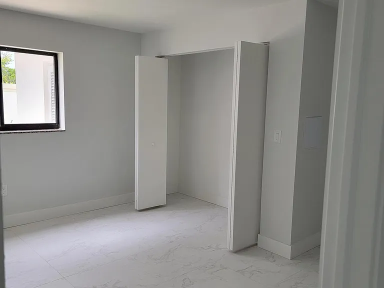 240 SW 7th St #9 — Photo 16