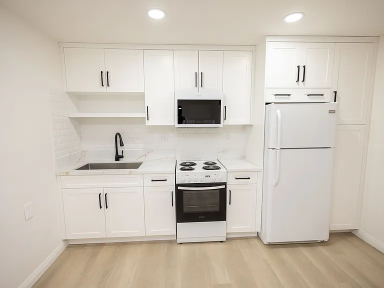 446 S La Peer Dr — Photo 30