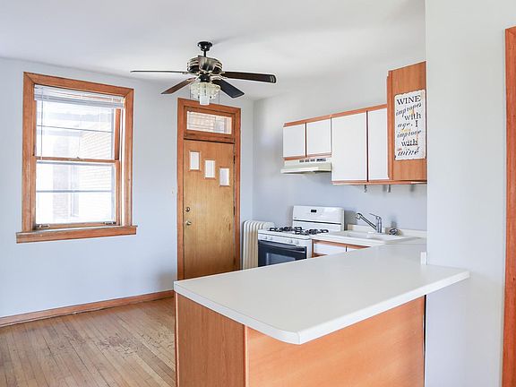 2nd image of 1318 W Foster Ave
