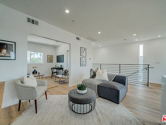 3rd image of 737 N Mariposa Ave