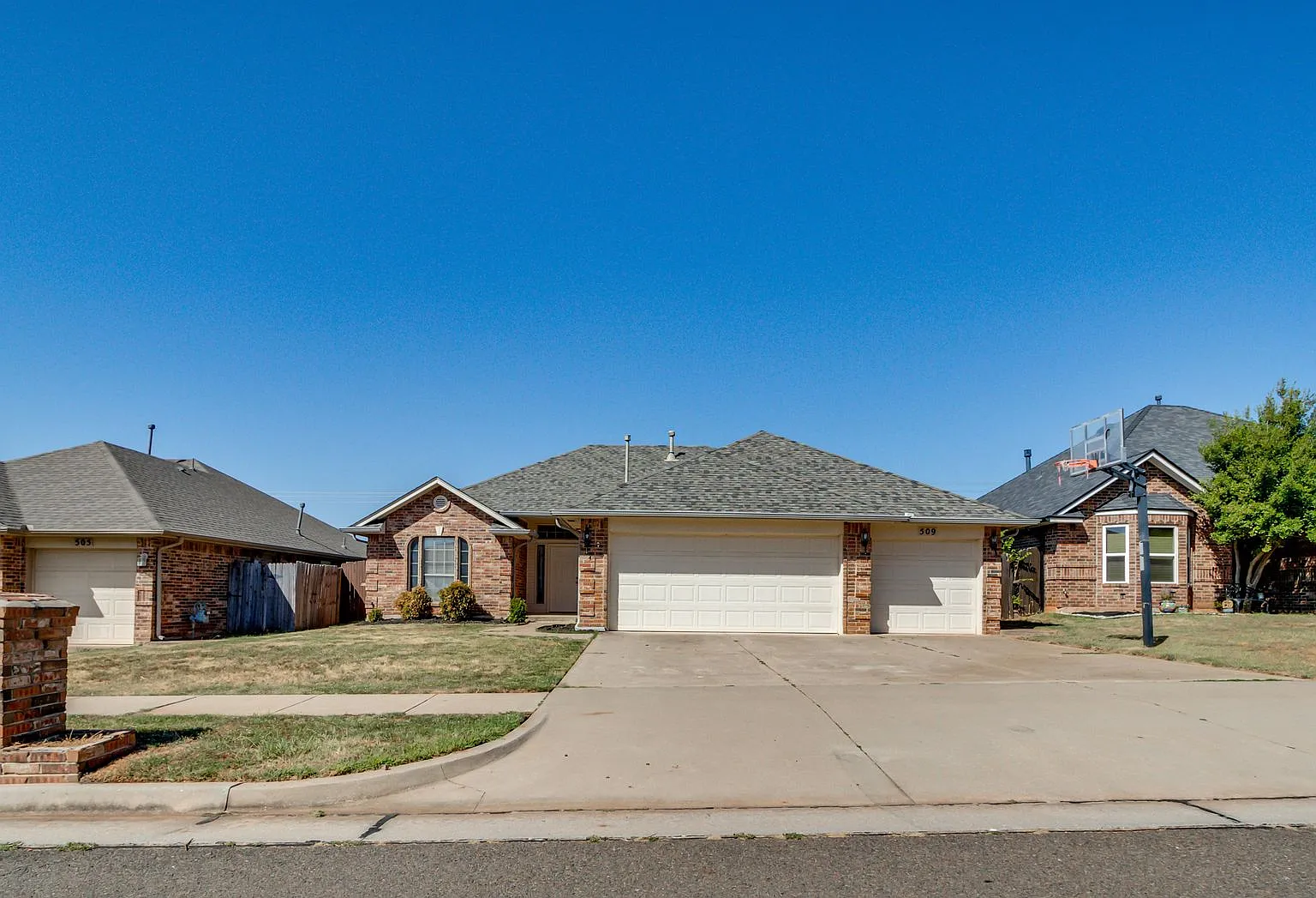 Large 3 Bed 2 Bath Home In Moore Schools With Storm Shelter — Photo 1